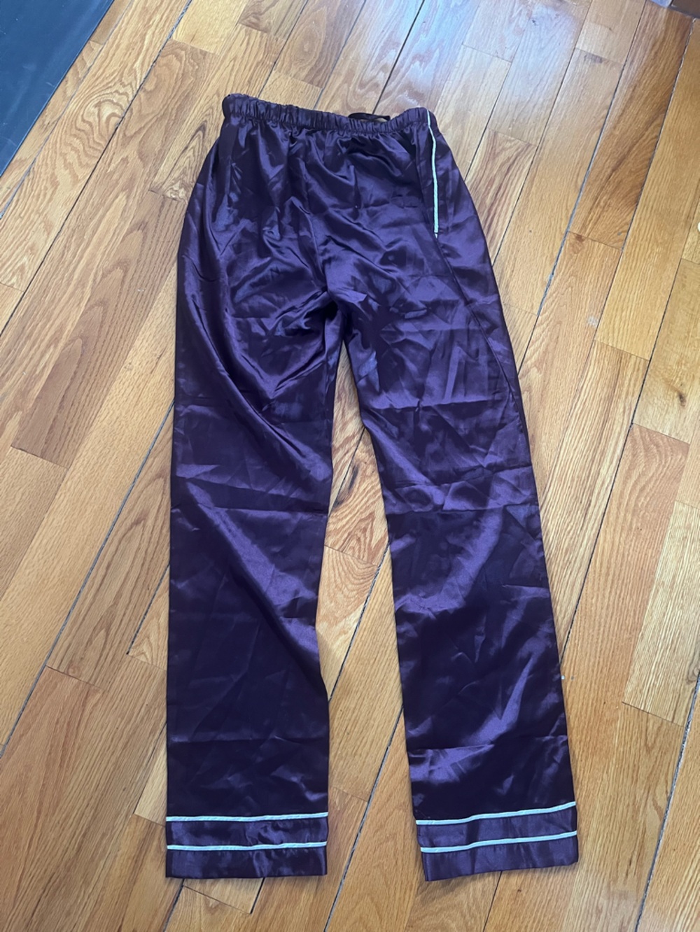 Satin Two-Piece Women’s Pajama Set in Plum with White Piping - Picture 5 of 6